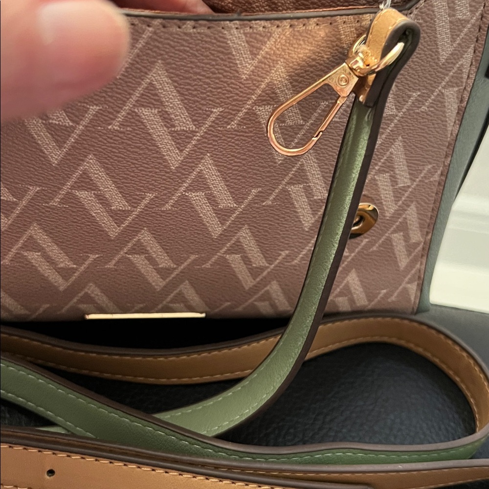 ADRIENNE VITTADINI THE SERAFINA COLLECTION SIGNATURE FLAP NWT Retails$190 - Picture 9 of 13